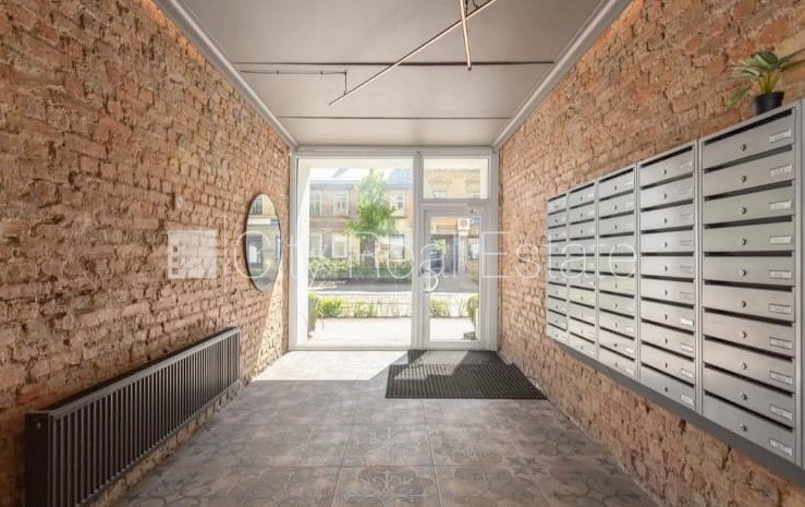 Объявление. Фасадный дом, реновированный дом, закрытый двор, вход с улицы, лестничная клетка после Цена: 320 EUR/мес. Foto #13