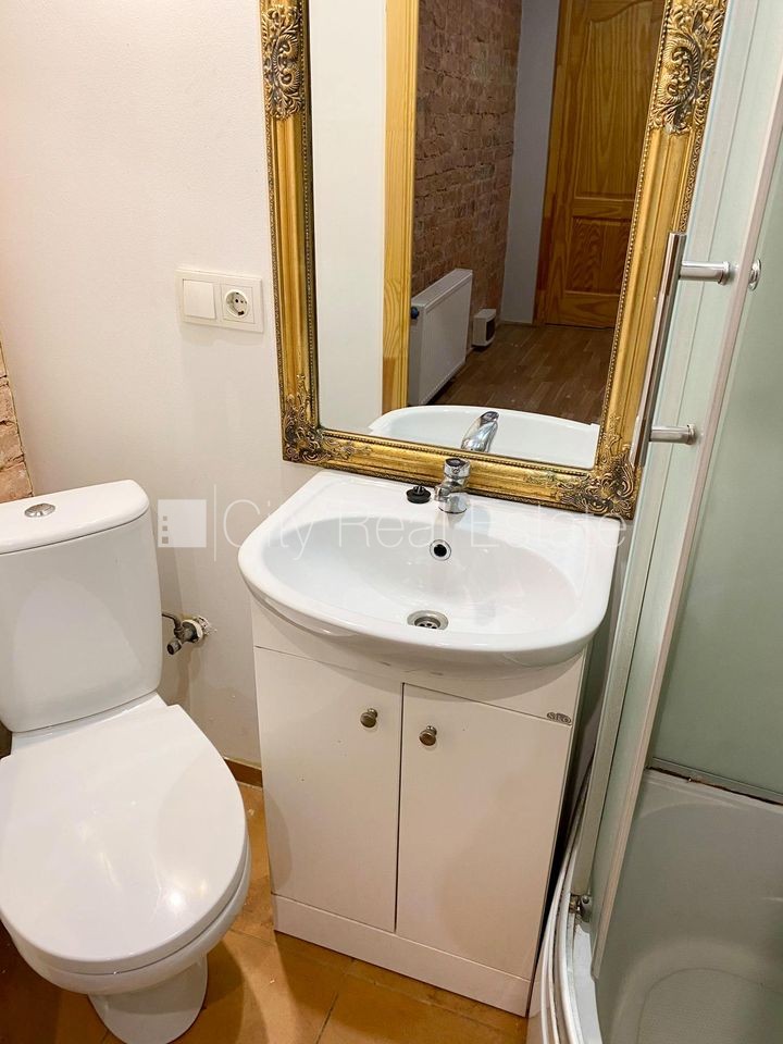 Sludinājumi. Fasādes māja, renovēta māja, slēgts pagalms, ieeja no ielas un pagalma, kāpņu telpa pēc kosmētiskā Cena: 280 EUR/mēn Foto #9