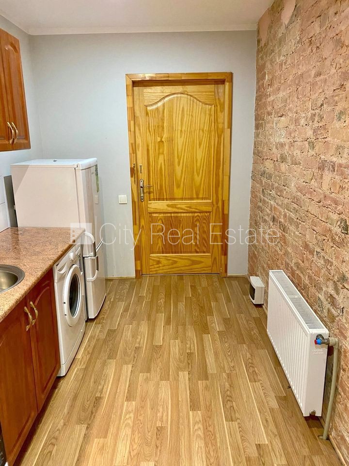 Sludinājumi. Fasādes māja, renovēta māja, slēgts pagalms, ieeja no ielas un pagalma, kāpņu telpa pēc kosmētiskā Cena: 280 EUR/mēn Foto #10