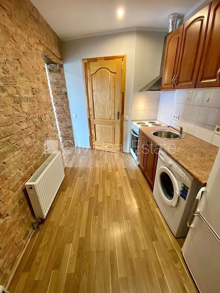 Sludinājumi. Fasādes māja, renovēta māja, slēgts pagalms, ieeja no ielas un pagalma, kāpņu telpa pēc kosmētiskā Cena: 280 EUR/mēn Foto #5