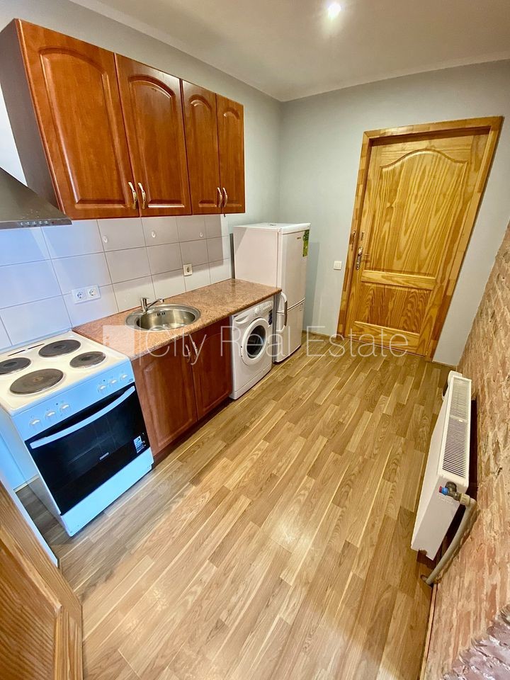 Sludinājumi. Fasādes māja, renovēta māja, slēgts pagalms, ieeja no ielas un pagalma, kāpņu telpa pēc kosmētiskā Cena: 280 EUR/mēn Foto #6