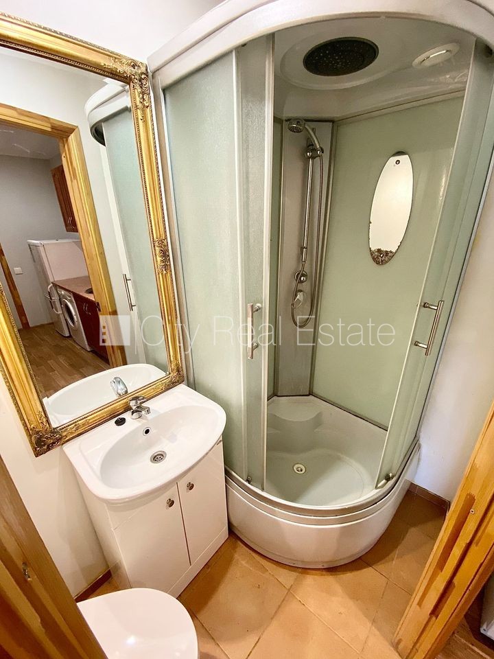 Sludinājumi. Fasādes māja, renovēta māja, slēgts pagalms, ieeja no ielas un pagalma, kāpņu telpa pēc kosmētiskā Cena: 280 EUR/mēn Foto #8