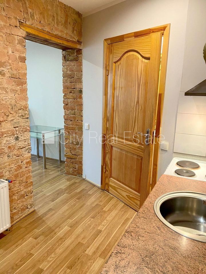 Sludinājumi. Fasādes māja, renovēta māja, slēgts pagalms, ieeja no ielas un pagalma, kāpņu telpa pēc kosmētiskā Cena: 280 EUR/mēn Foto #7