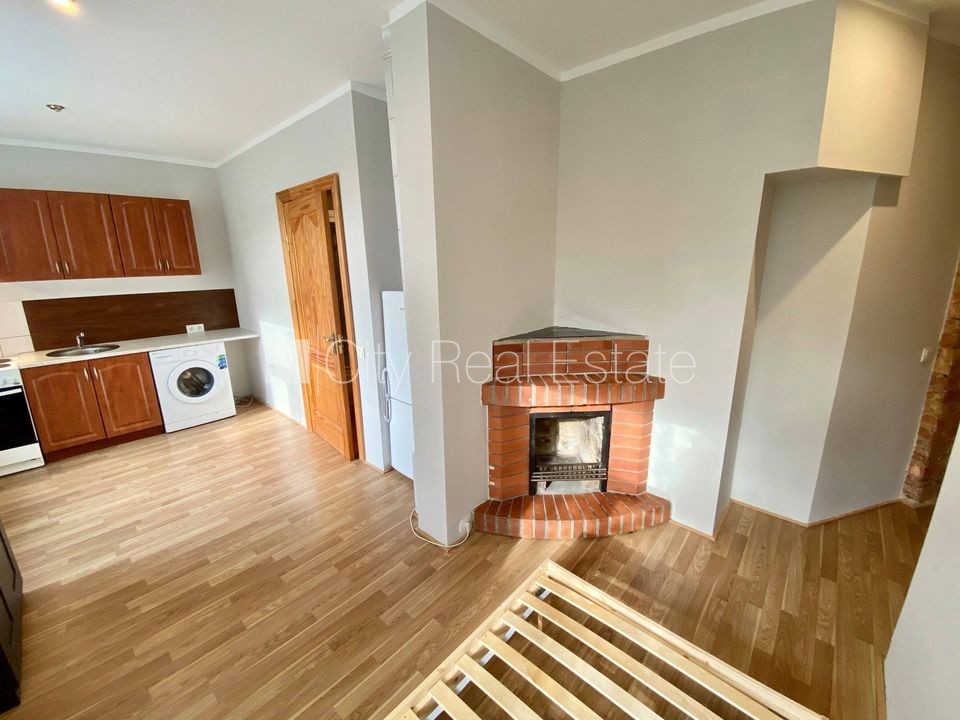 Объявление. Здание во дворе, закрытый двор, лестничная клетка после косметического ремонта, студио, кухня Цена: 280 EUR/мес. Foto #1