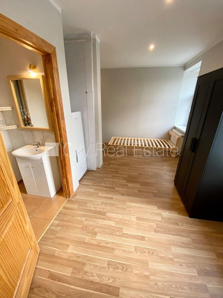 Объявление. Здание во дворе, закрытый двор, лестничная клетка после косметического ремонта, студио, кухня Цена: 280 EUR/мес. Foto #5