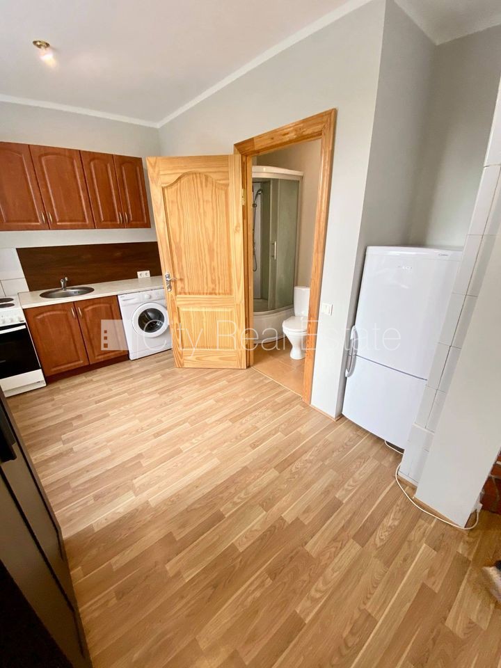 Объявление. Здание во дворе, закрытый двор, лестничная клетка после косметического ремонта, студио, кухня Цена: 280 EUR/мес. Foto #3