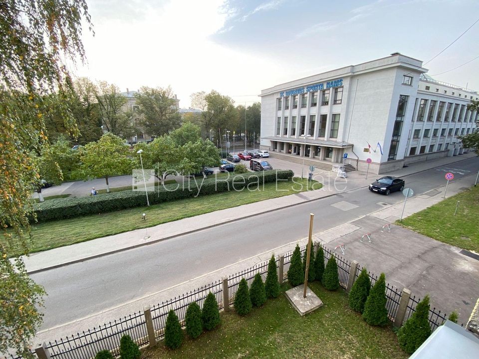 Объявление. Здание во дворе, закрытый двор, лестничная клетка после косметического ремонта, студио, кухня Цена: 280 EUR/мес. Foto #4