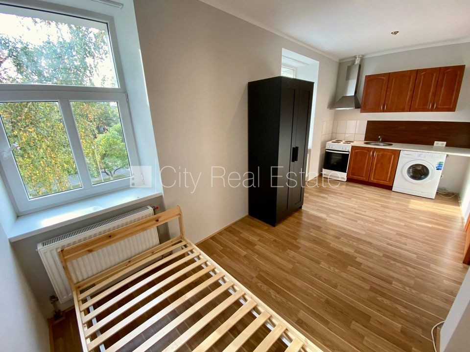 Объявление. Здание во дворе, закрытый двор, лестничная клетка после косметического ремонта, студио, кухня Цена: 280 EUR/мес. Foto #2