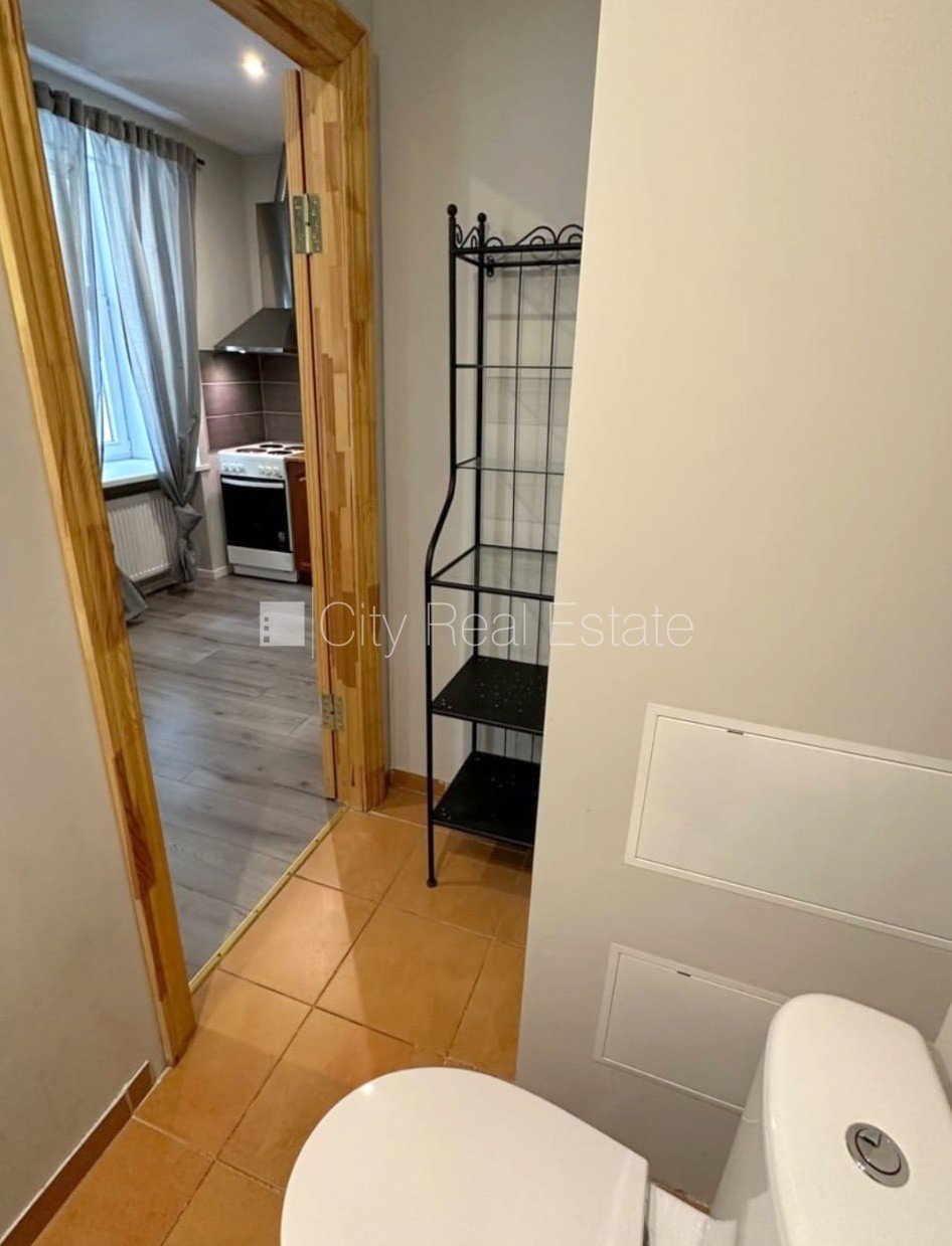 Sludinājumi. Pagalma ēka, renovēta māja, slēgts pagalms, ieeja no pagalma, kāpņu telpa pēc kosmētiskā remonta, Cena: 280 EUR/mēn Foto #6