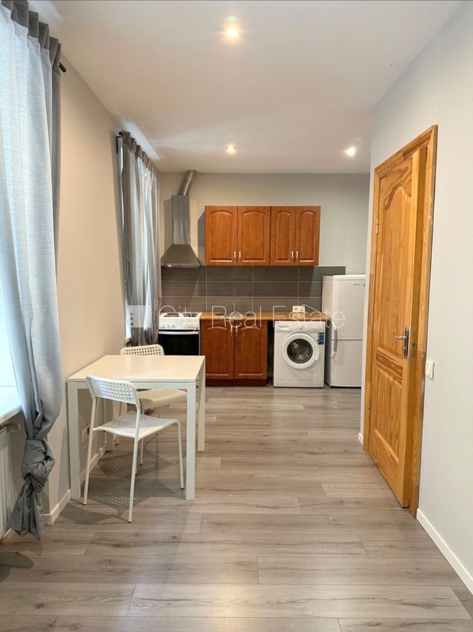 Sludinājumi. Pagalma ēka, renovēta māja, slēgts pagalms, ieeja no pagalma, kāpņu telpa pēc kosmētiskā remonta, Cena: 280 EUR/mēn Foto #3