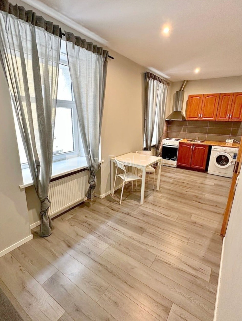 Sludinājumi. Pagalma ēka, renovēta māja, slēgts pagalms, ieeja no pagalma, kāpņu telpa pēc kosmētiskā remonta, Cena: 280 EUR/mēn Foto #1