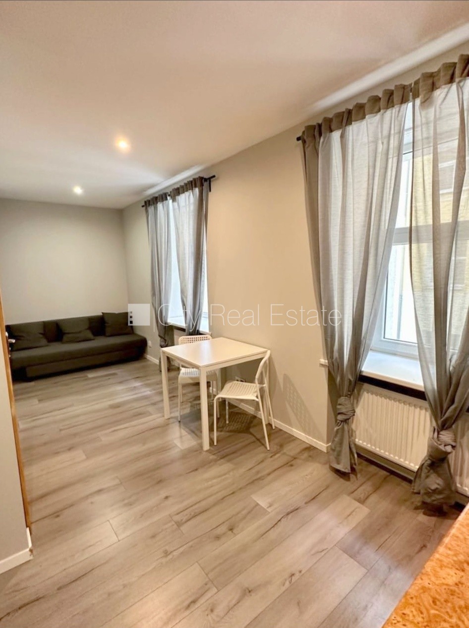 Sludinājumi. Pagalma ēka, renovēta māja, slēgts pagalms, ieeja no pagalma, kāpņu telpa pēc kosmētiskā remonta, Cena: 280 EUR/mēn Foto #2