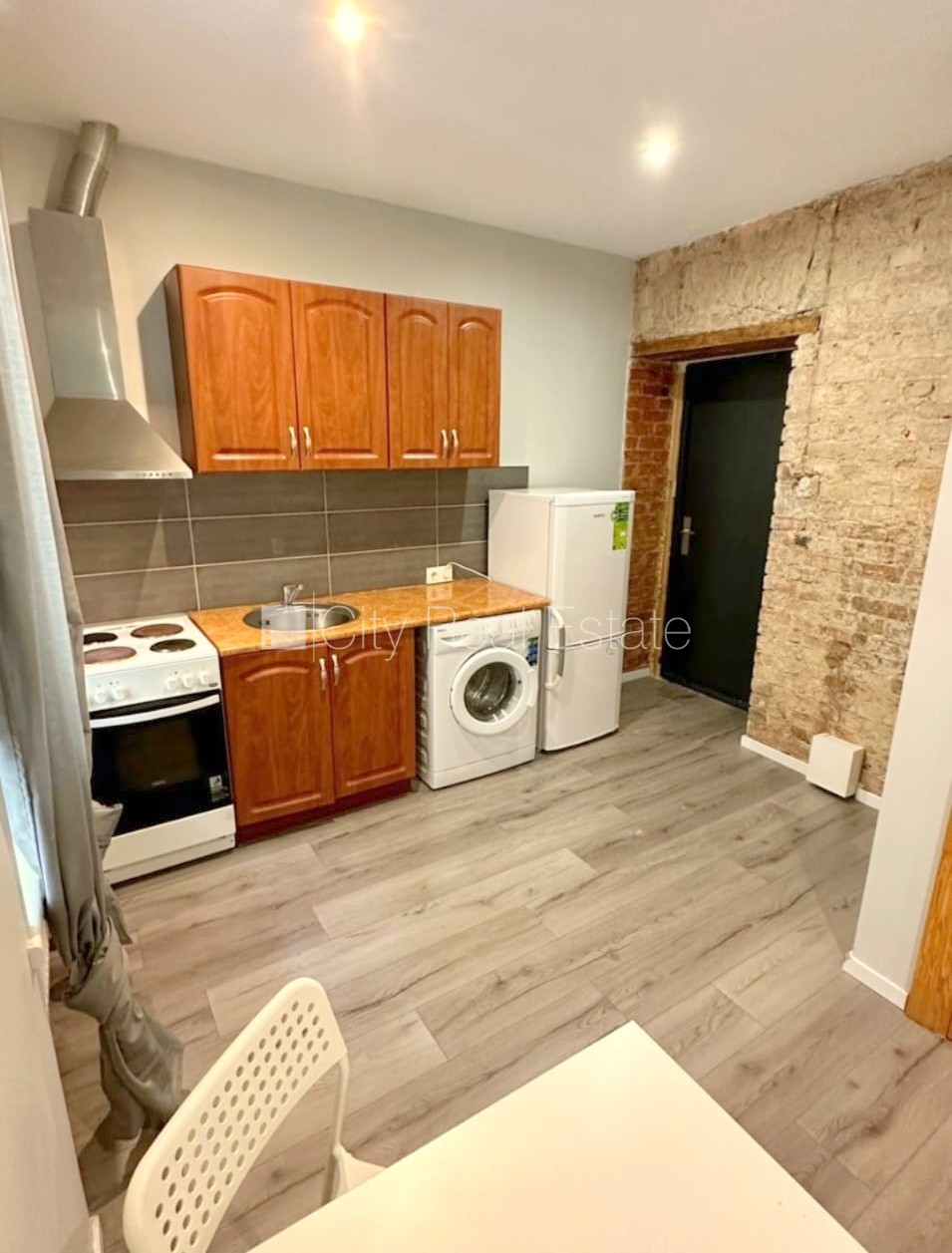 Sludinājumi. Pagalma ēka, renovēta māja, slēgts pagalms, ieeja no pagalma, kāpņu telpa pēc kosmētiskā remonta, Cena: 280 EUR/mēn Foto #4