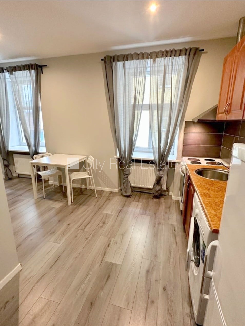 Sludinājumi. Pagalma ēka, renovēta māja, slēgts pagalms, ieeja no pagalma, kāpņu telpa pēc kosmētiskā remonta, Cena: 280 EUR/mēn Foto #5