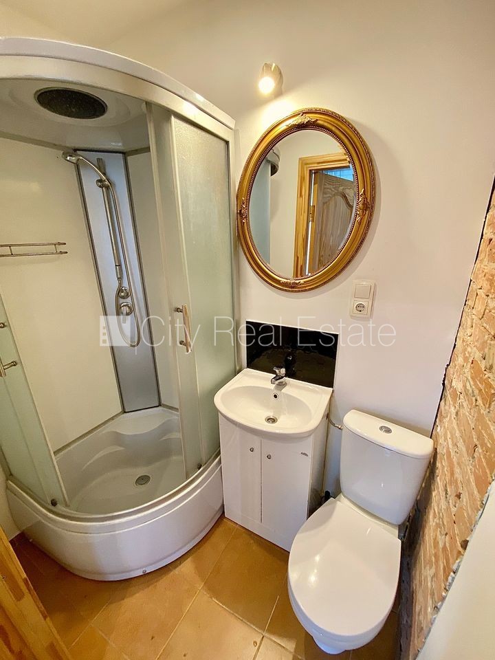 Объявление. Здание во дворе, реновированный дом, закрытый двор, вход с улицы и со двора, лестничная клетка Цена: 270 EUR/мес. Foto #6