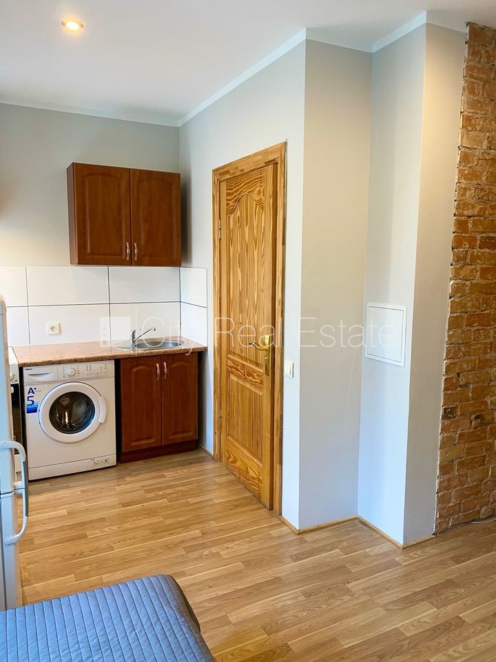 Объявление. Здание во дворе, реновированный дом, закрытый двор, вход с улицы и со двора, лестничная клетка Цена: 270 EUR/мес. Foto #5