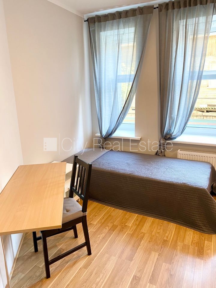 Объявление. Здание во дворе, реновированный дом, закрытый двор, вход с улицы и со двора, лестничная клетка Цена: 270 EUR/мес. Foto #3