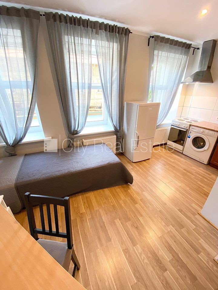 Объявление. Здание во дворе, реновированный дом, закрытый двор, вход с улицы и со двора, лестничная клетка Цена: 270 EUR/мес. Foto #2