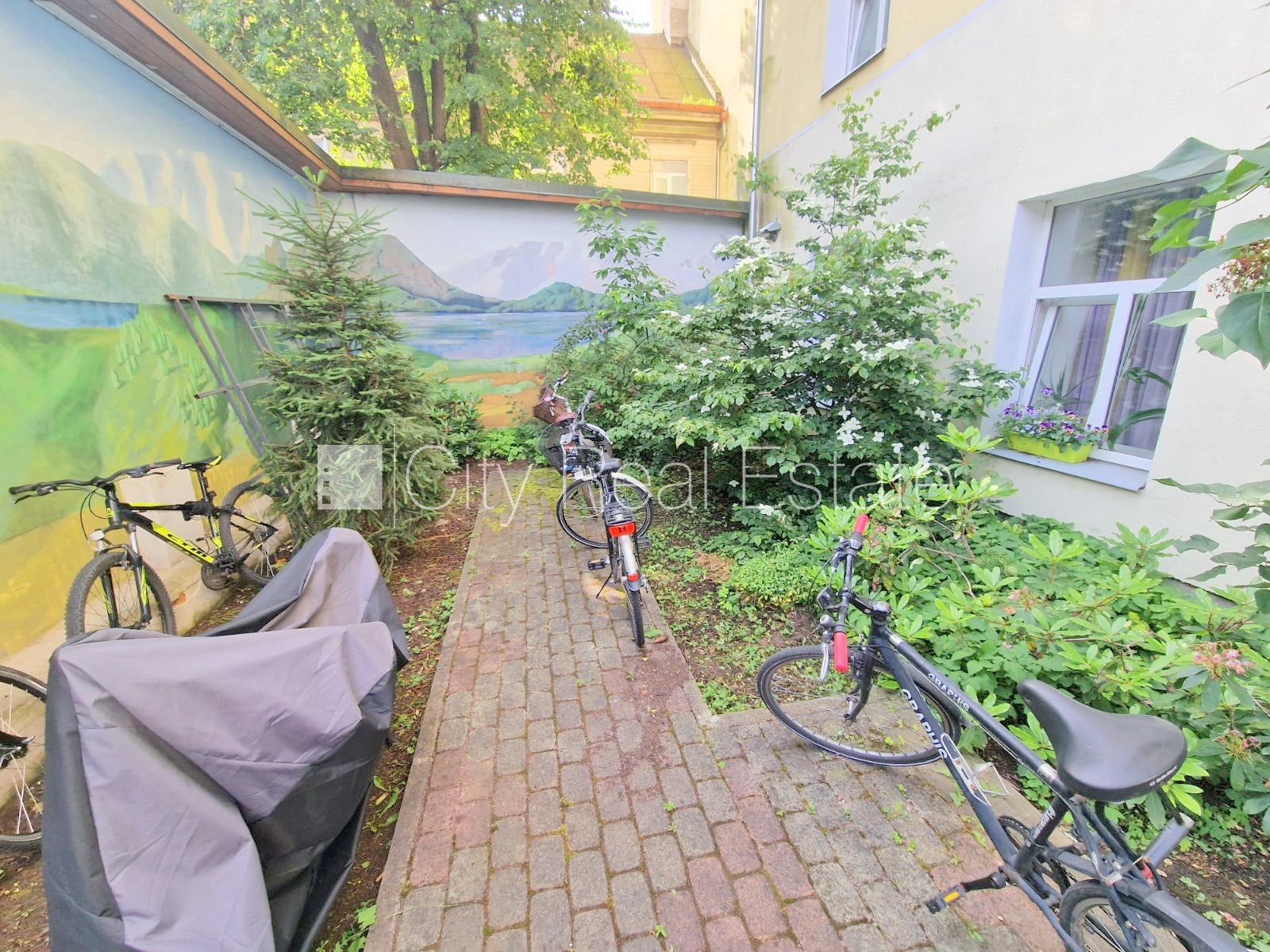 Объявление. Здание во дворе, реновированный дом, закрытый двор, вход с улицы и со двора, лестничная клетка Цена: 270 EUR/мес. Foto #13