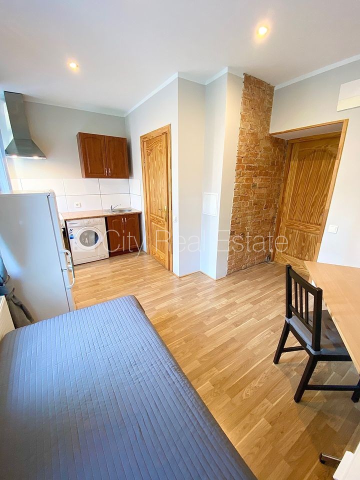 Объявление. Здание во дворе, реновированный дом, закрытый двор, вход с улицы и со двора, лестничная клетка Цена: 270 EUR/мес. Foto #1