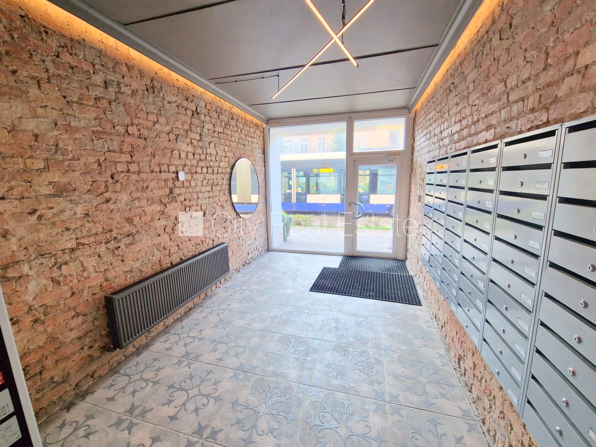 Объявление. Здание во дворе, реновированный дом, закрытый двор, вход с улицы и со двора, лестничная клетка Цена: 270 EUR/мес. Foto #14