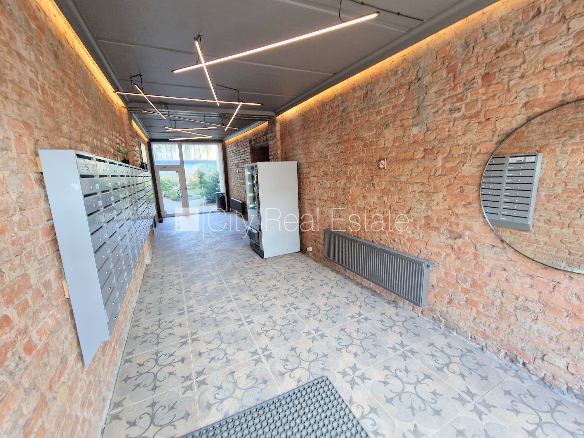 Объявление. Здание во дворе, реновированный дом, закрытый двор, вход с улицы и со двора, лестничная клетка Цена: 270 EUR/мес. Foto #12