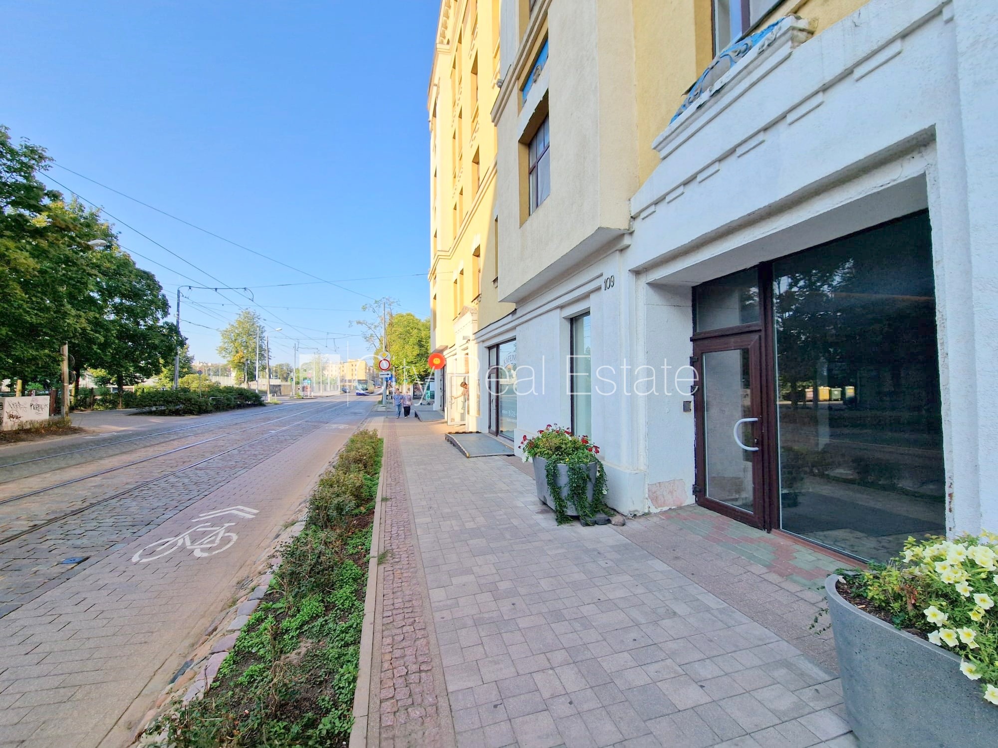 Объявление. Здание во дворе, реновированный дом, закрытый двор, вход с улицы и со двора, лестничная клетка Цена: 270 EUR/мес. Foto #15