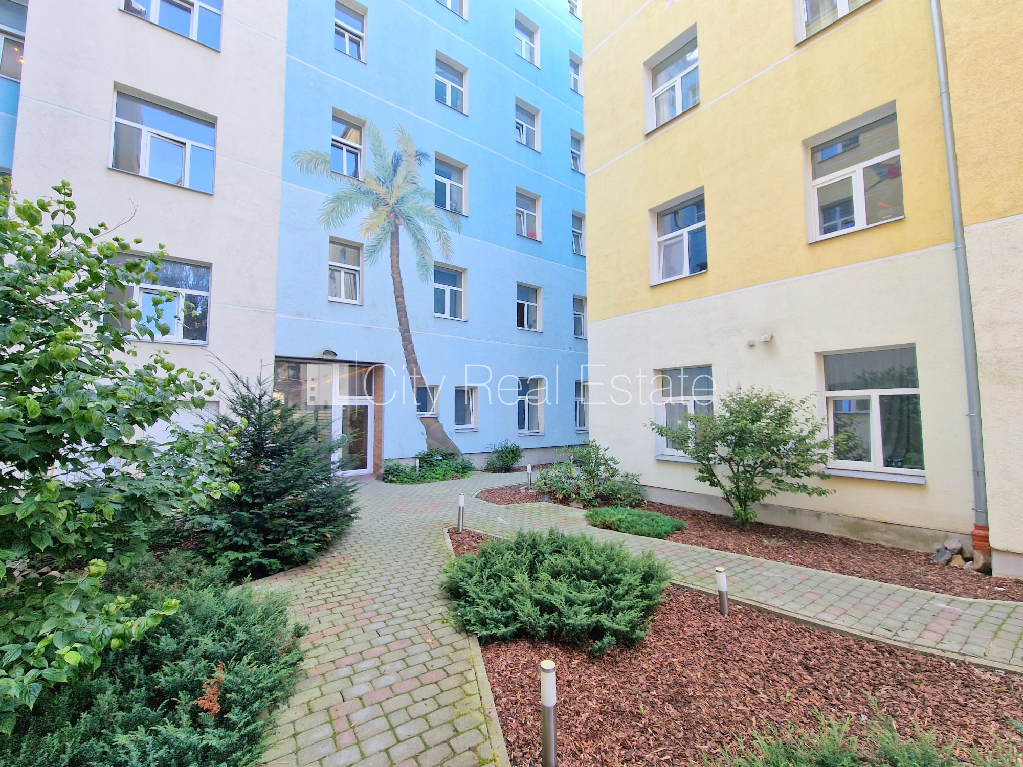 Объявление. Здание во дворе, реновированный дом, закрытый двор, вход с улицы и со двора, лестничная клетка Цена: 270 EUR/мес. Foto #9