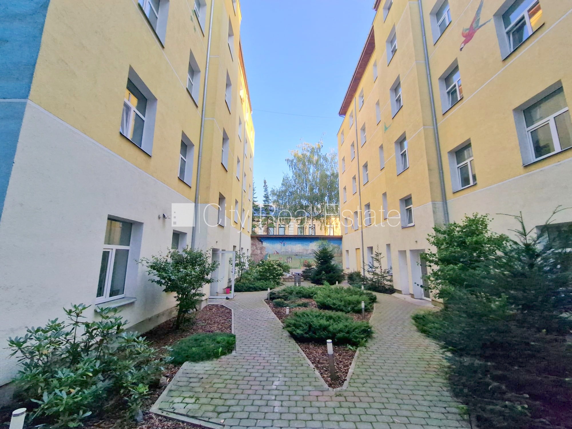 Объявление. Здание во дворе, реновированный дом, закрытый двор, вход с улицы и со двора, лестничная клетка Цена: 270 EUR/мес. Foto #8