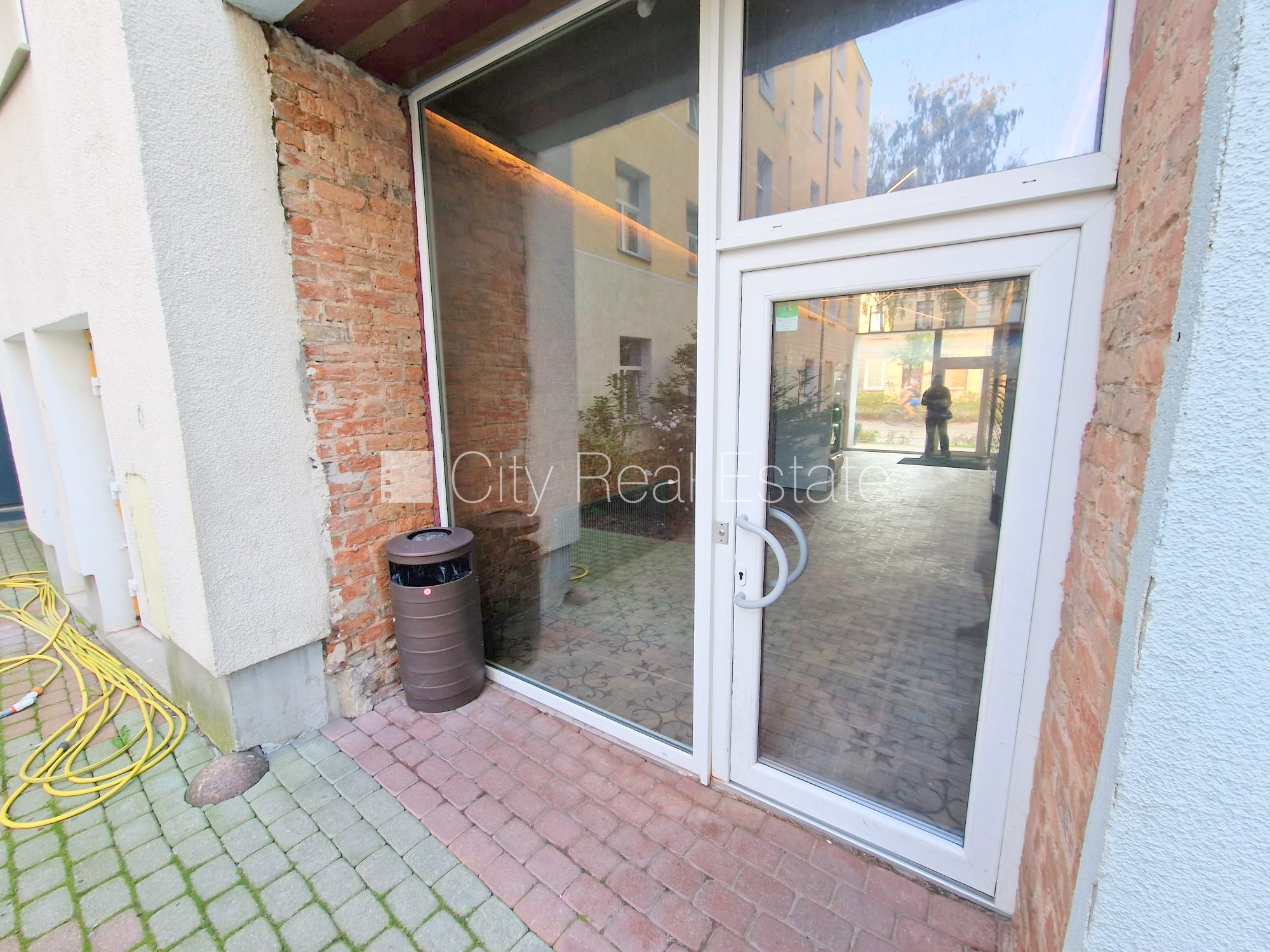 Объявление. Здание во дворе, реновированный дом, закрытый двор, вход с улицы и со двора, лестничная клетка Цена: 270 EUR/мес. Foto #10