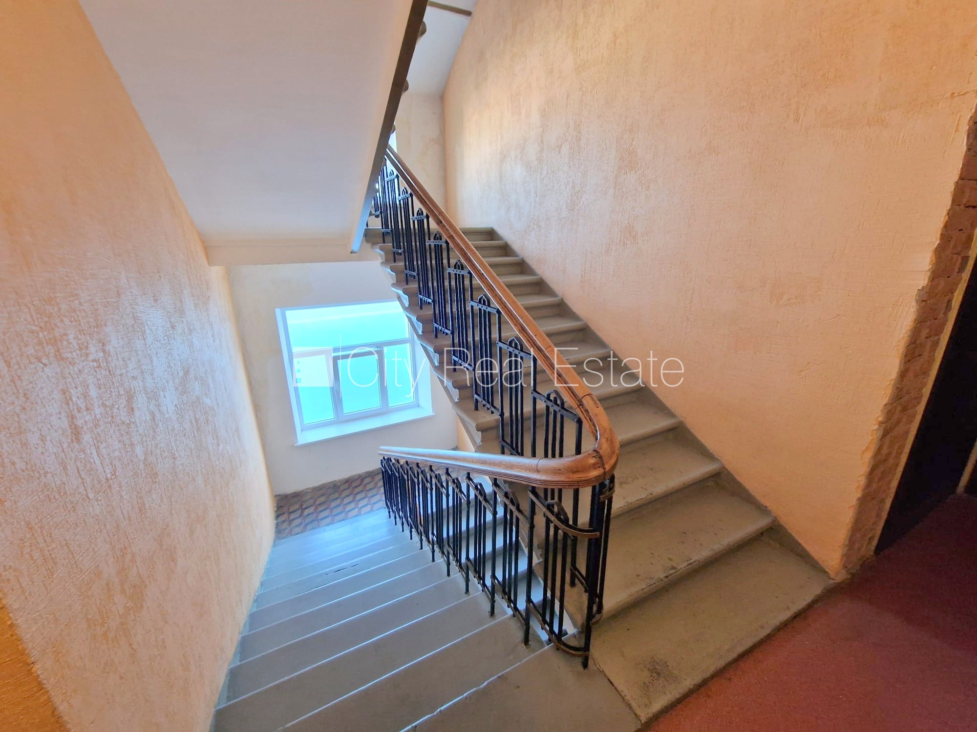 Объявление. Здание во дворе, реновированный дом, закрытый двор, вход с улицы и со двора, лестничная клетка Цена: 270 EUR/мес. Foto #7