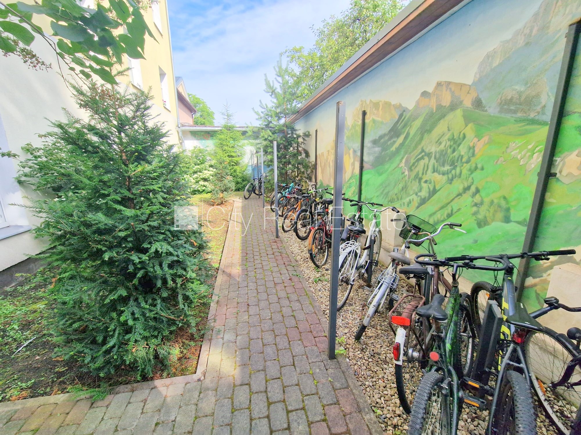 Объявление. Здание во дворе, реновированный дом, закрытый двор, вход с улицы и со двора, лестничная клетка Цена: 270 EUR/мес. Foto #16