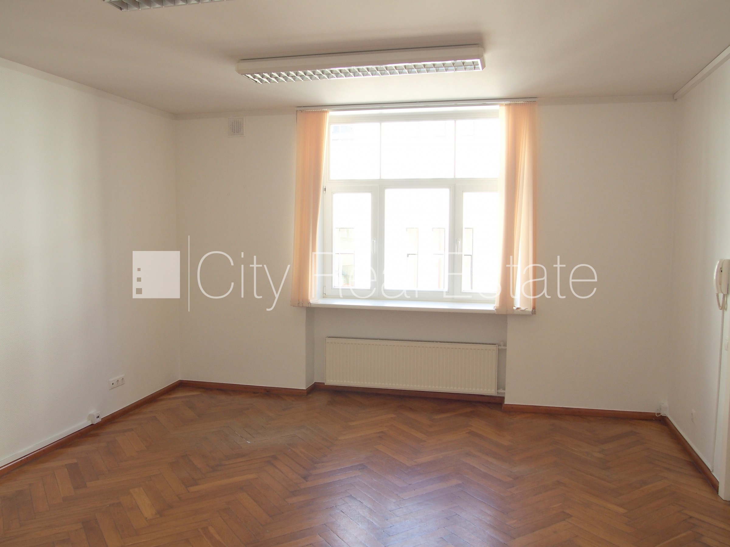 Sludinājumi. Pagalma ēka, renovēta māja, slēgts pagalms, slēgta teritorija, apsargāta teritorija, ieeja no Cena: 450 EUR/mēn Foto #2