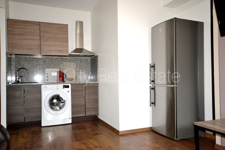 Объявление. Фасадный дом, закрытый двор, вход с улицы, лифт, лестничная клетка после капитального ремонта, Цена: 350 EUR/мес. Foto #2