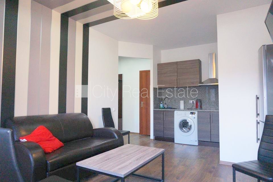 Объявление. Фасадный дом, закрытый двор, вход с улицы, лифт, лестничная клетка после капитального ремонта, Цена: 350 EUR/мес. Foto #3