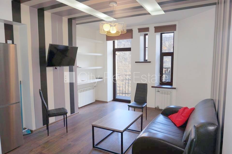 Объявление. Фасадный дом, закрытый двор, вход с улицы, лифт, лестничная клетка после капитального ремонта, Цена: 350 EUR/мес. Foto #1