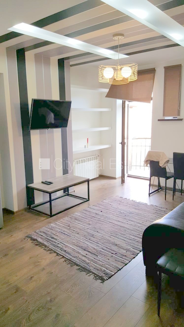 Объявление. Фасадный дом, закрытый двор, вход с улицы, лифт, лестничная клетка после капитального ремонта, Цена: 350 EUR/мес. Foto #4