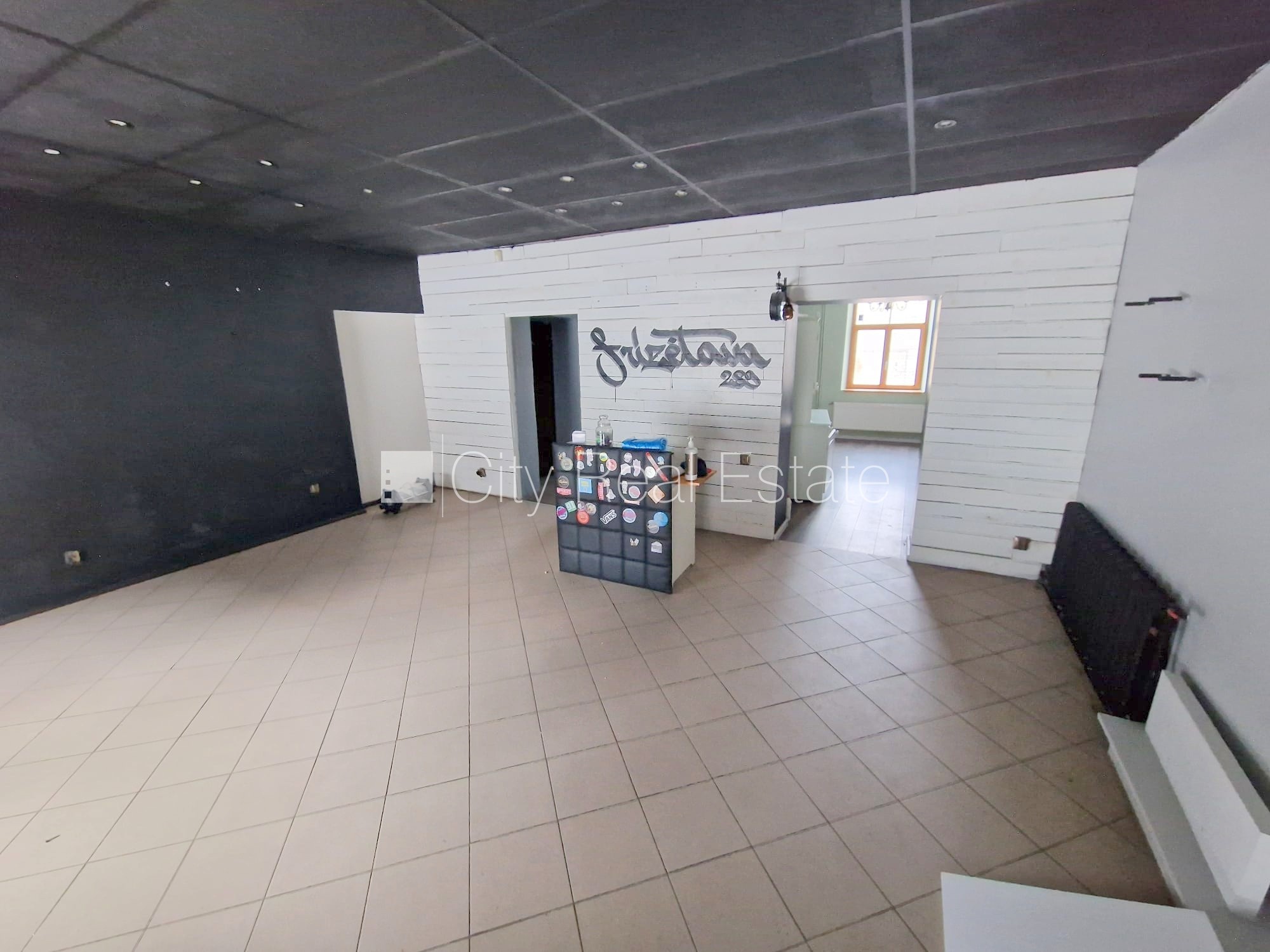 Объявление. Фасадный дом, закрытый двор, место для машины, вход с улицы, окна выходят на улицу, одно помещение Цена: 280 EUR/мес. Foto #12