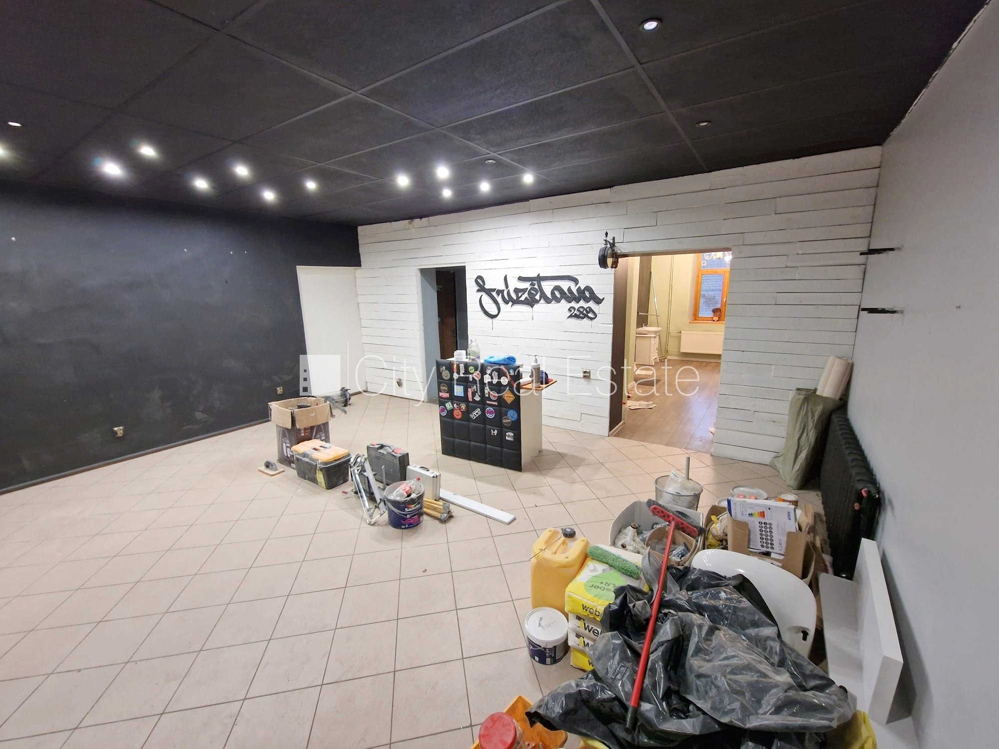 Объявление. Фасадный дом, закрытый двор, место для машины, вход с улицы, окна выходят на улицу, одно помещение Цена: 280 EUR/мес. Foto #9