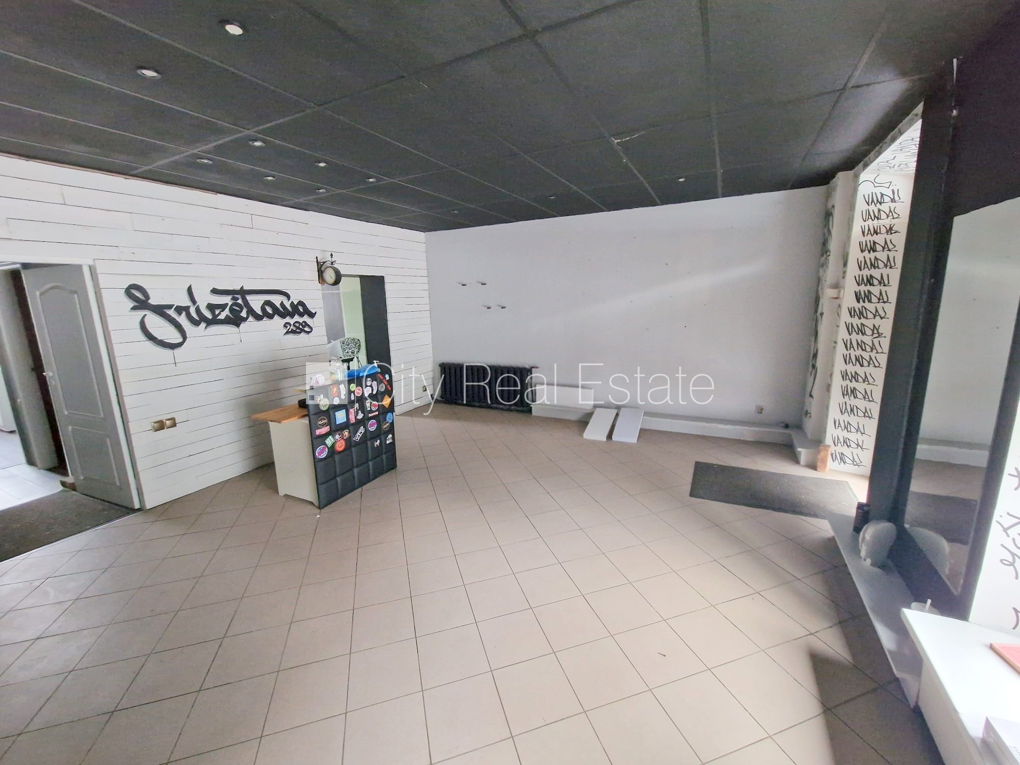 Объявление. Фасадный дом, закрытый двор, место для машины, вход с улицы, окна выходят на улицу, одно помещение Цена: 280 EUR/мес. Foto #11