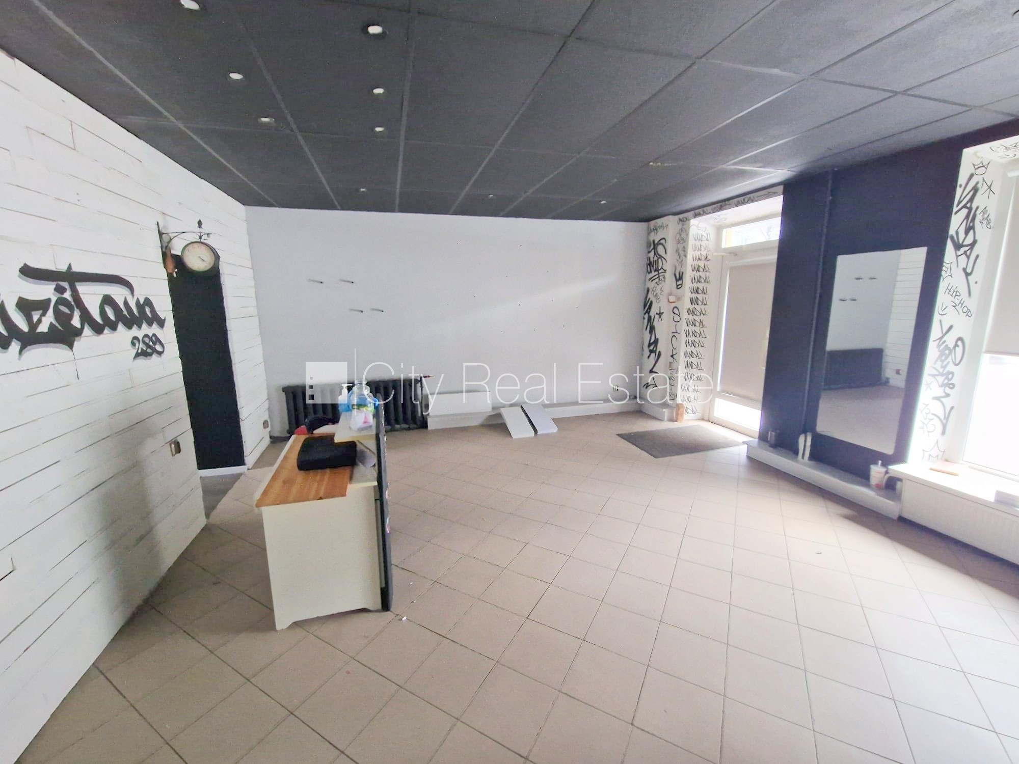 Объявление. Фасадный дом, закрытый двор, место для машины, вход с улицы, окна выходят на улицу, одно помещение Цена: 280 EUR/мес. Foto #16