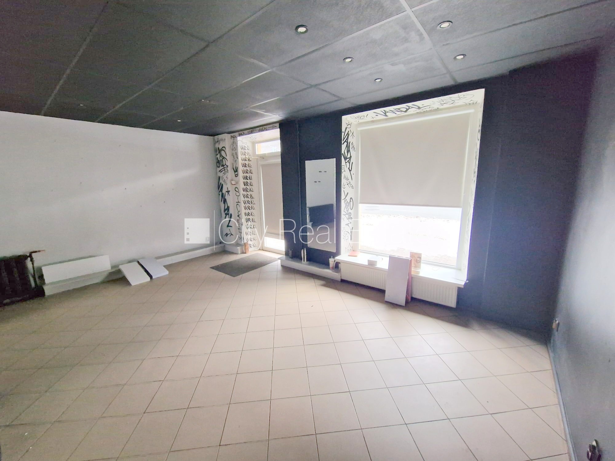 Объявление. Фасадный дом, закрытый двор, место для машины, вход с улицы, окна выходят на улицу, одно помещение Цена: 280 EUR/мес. Foto #15