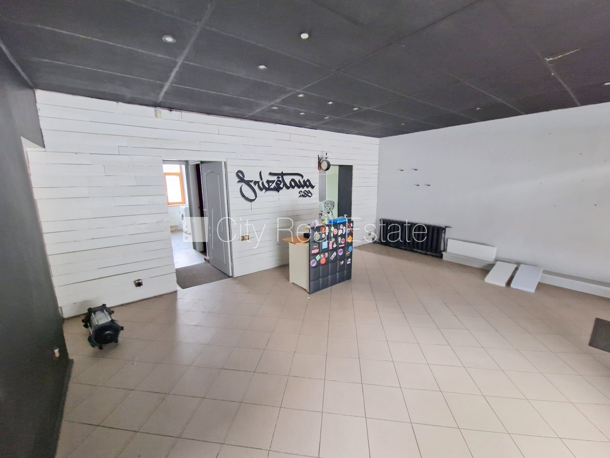 Объявление. Фасадный дом, закрытый двор, место для машины, вход с улицы, окна выходят на улицу, одно помещение Цена: 280 EUR/мес. Foto #17