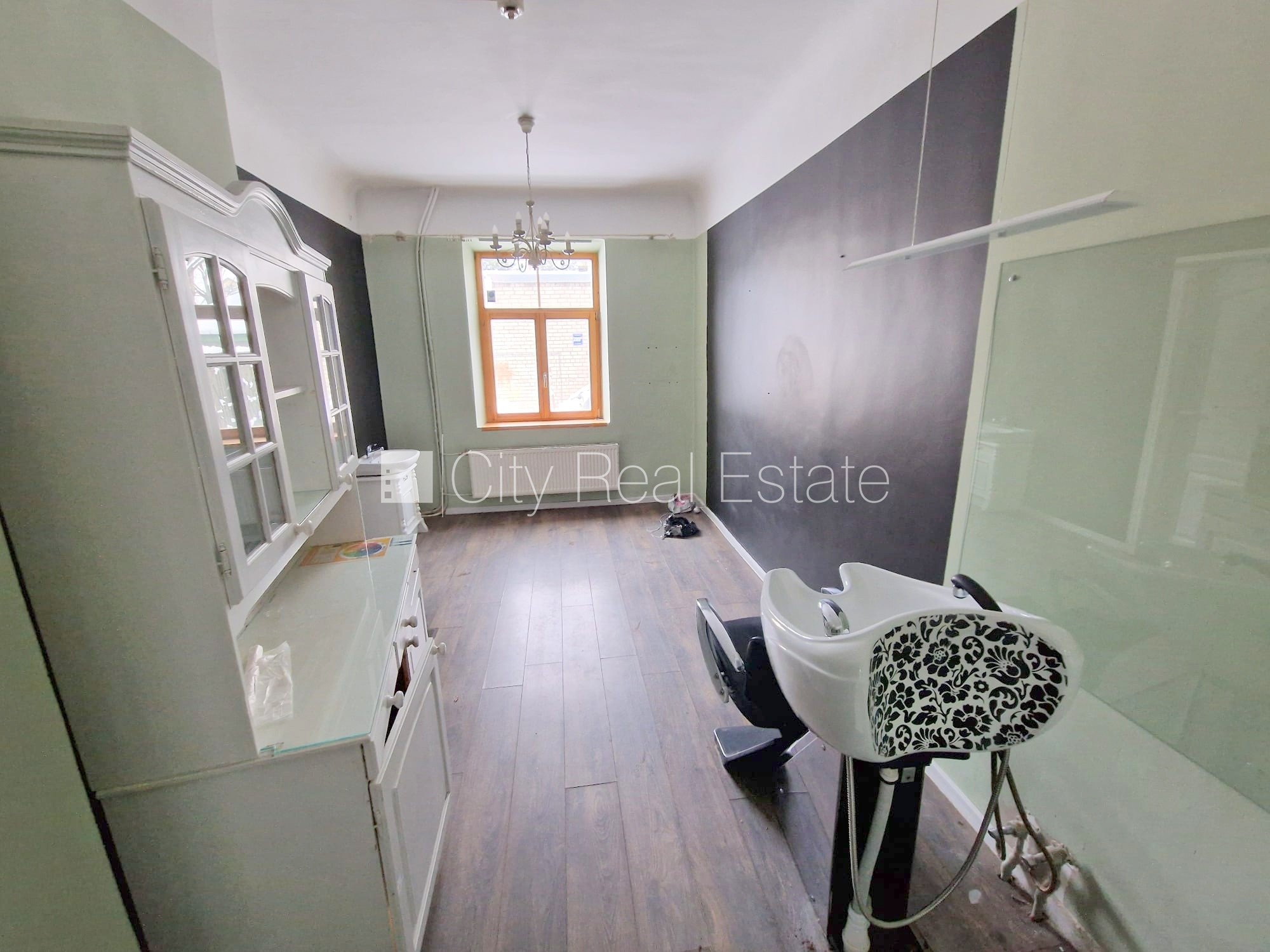 Объявление. Фасадный дом, закрытый двор, место для машины, вход с улицы, окна выходят на улицу, одно помещение Цена: 280 EUR/мес. Foto #18