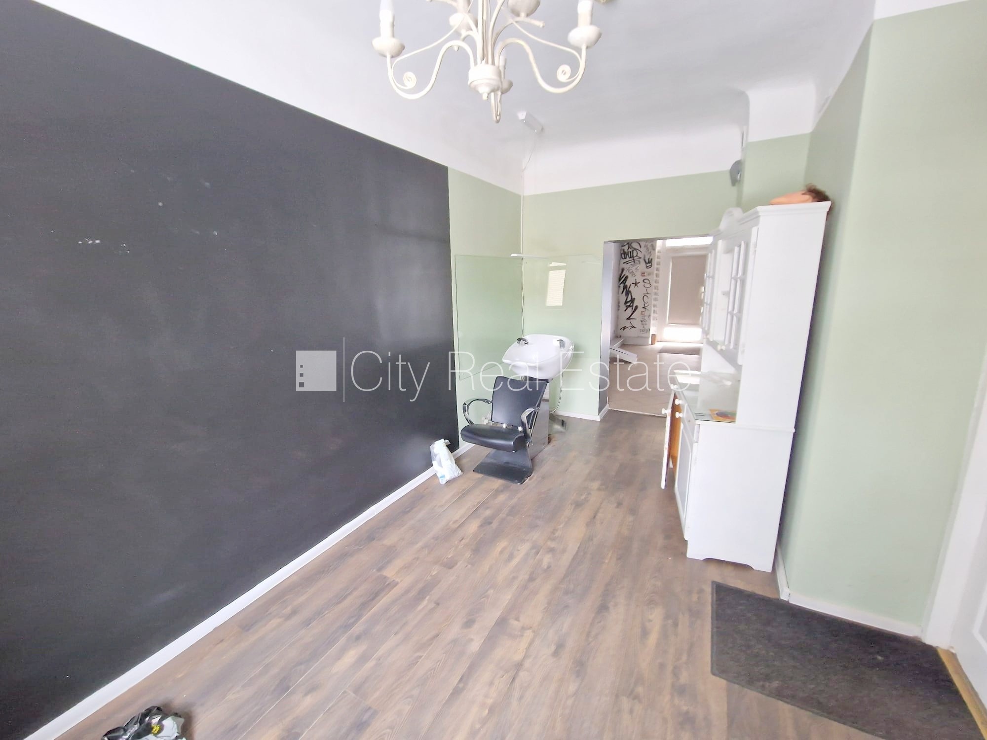 Объявление. Фасадный дом, закрытый двор, место для машины, вход с улицы, окна выходят на улицу, одно помещение Цена: 280 EUR/мес. Foto #19