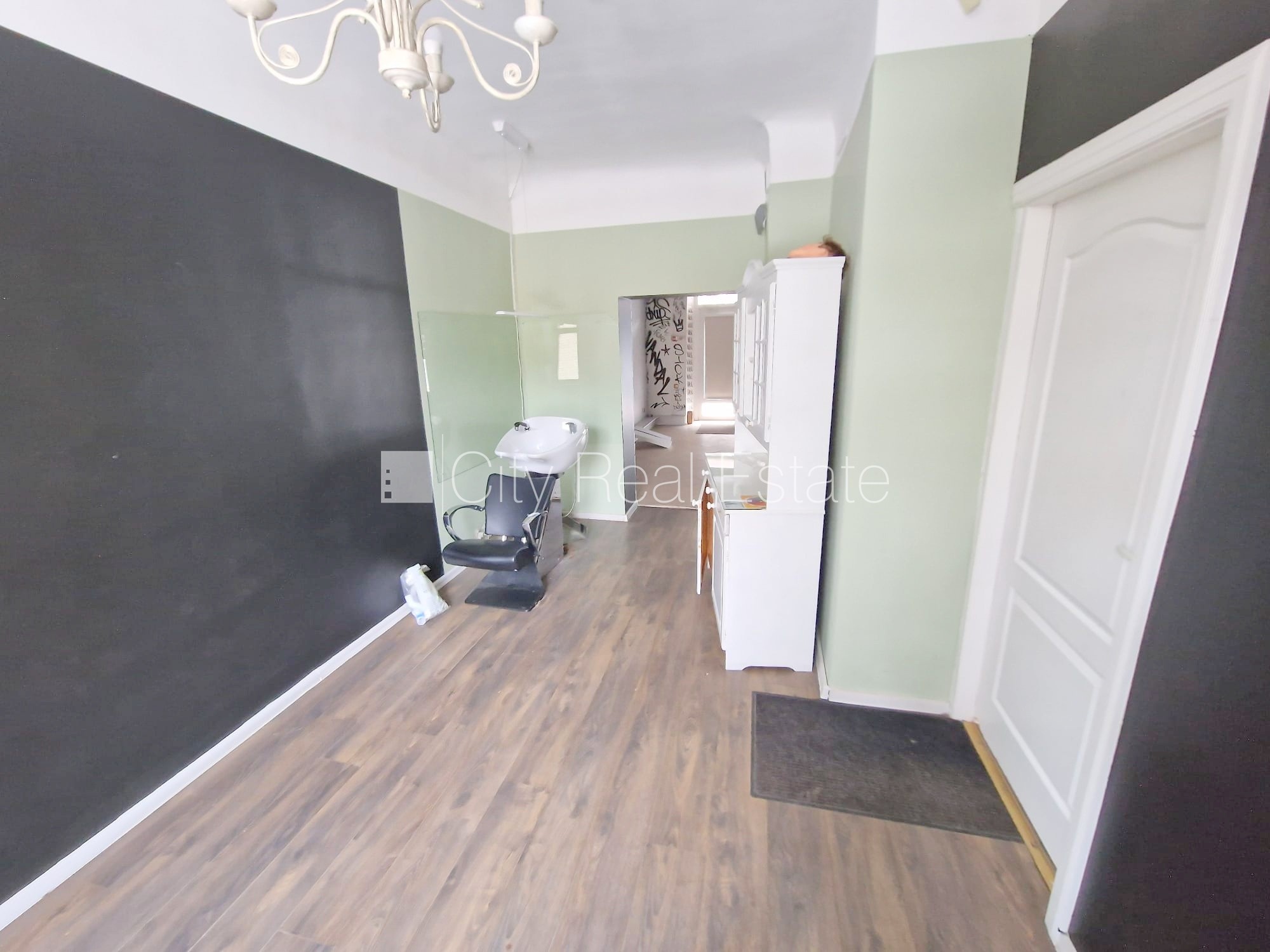 Объявление. Фасадный дом, закрытый двор, место для машины, вход с улицы, окна выходят на улицу, одно помещение Цена: 280 EUR/мес. Foto #20