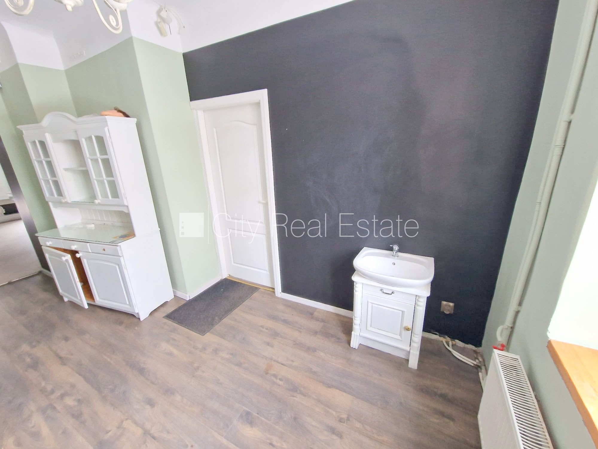 Объявление. Фасадный дом, закрытый двор, место для машины, вход с улицы, окна выходят на улицу, одно помещение Цена: 280 EUR/мес. Foto #21