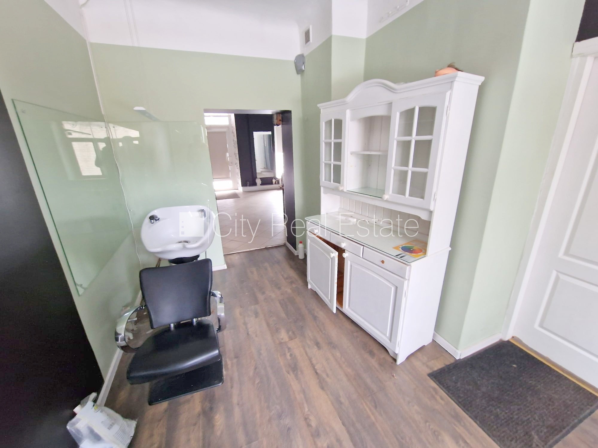 Объявление. Фасадный дом, закрытый двор, место для машины, вход с улицы, окна выходят на улицу, одно помещение Цена: 280 EUR/мес. Foto #22