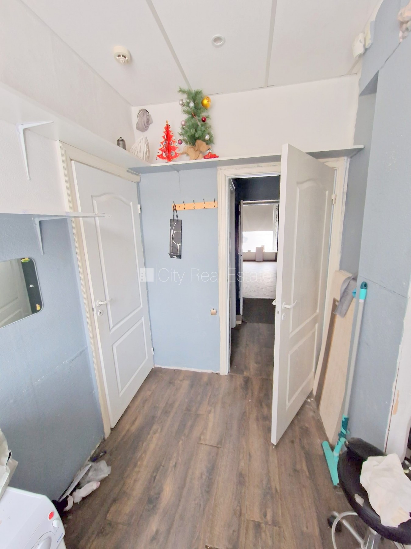 Объявление. Фасадный дом, закрытый двор, место для машины, вход с улицы, окна выходят на улицу, одно помещение Цена: 280 EUR/мес. Foto #25