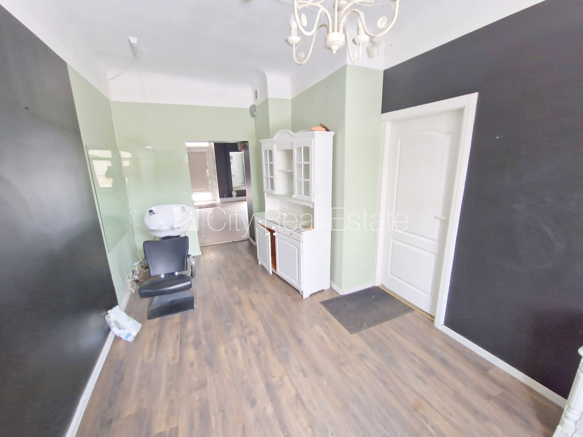 Объявление. Фасадный дом, закрытый двор, место для машины, вход с улицы, окна выходят на улицу, одно помещение Цена: 280 EUR/мес. Foto #23